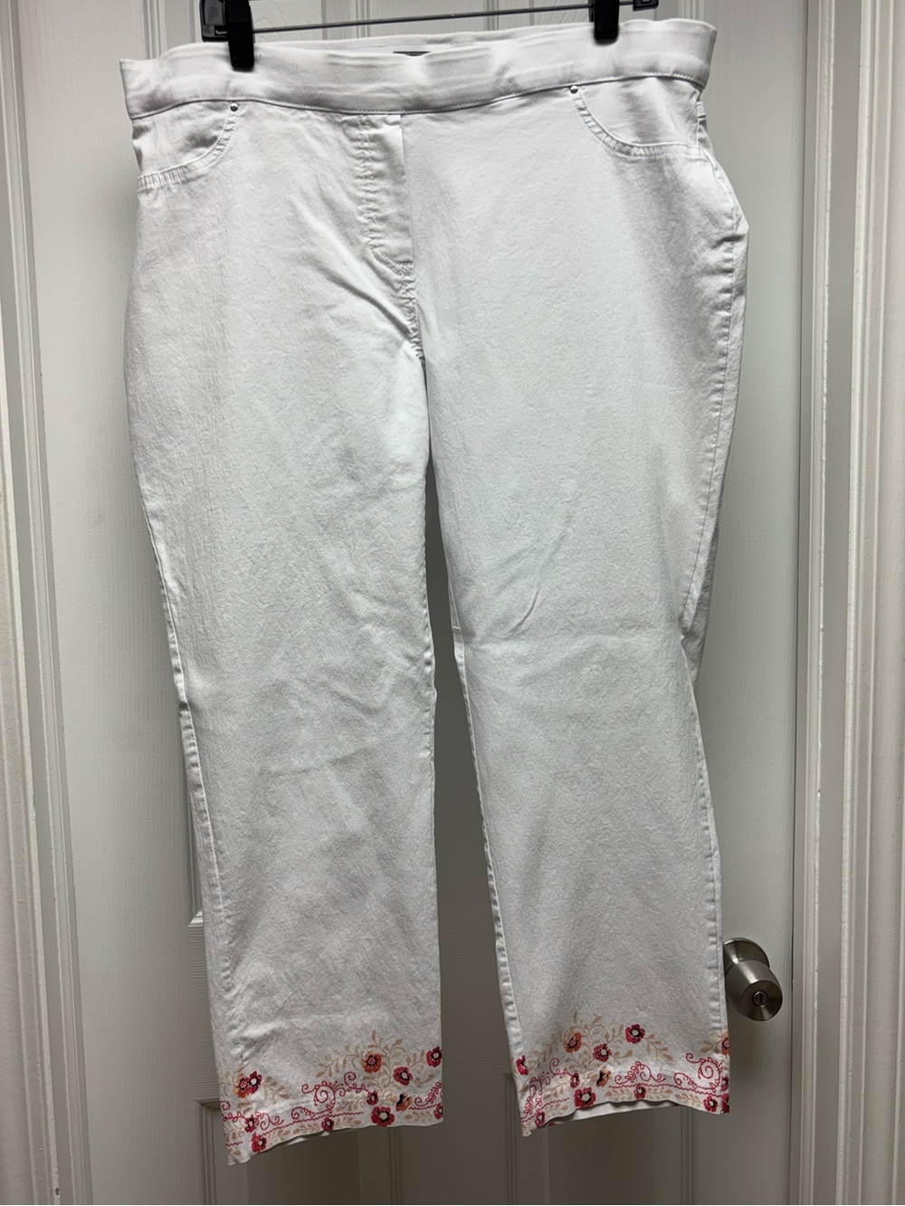 89th & Madison Women’s White Floral Embroidered Pull-On Cropped Pants Size 16